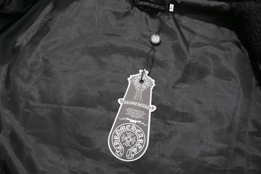 P370 Model No. Y614 Chromehearts/Chrome Hearts Embroidered Letters Lamb Wool Spliced ​​Baseball Jacket Channel Boutique The most popular baseball jacket among fashionable men and fashionable women. There are versions at all levels in the market (you must compare the details). The most powerful quality control has been producing and researching baseball uniforms for 7 years. The details are exquisite. With it, you are the most beautiful boy in the world. The paint-coated full-face four-button buckle (button with LOGO), the average weight of the fabric is nearly 900 grams, and it is made of wool + eyeliner blended, custom-woven and dyed wool with high color fastness. The lining is made of silky and delicate cupro fiber! The texture is thick, the color is more uniform and beautiful, and the sharp edges and corners are full of three-dimensionality, showing laziness, casualness, and youthful vitality! size：M-XXL